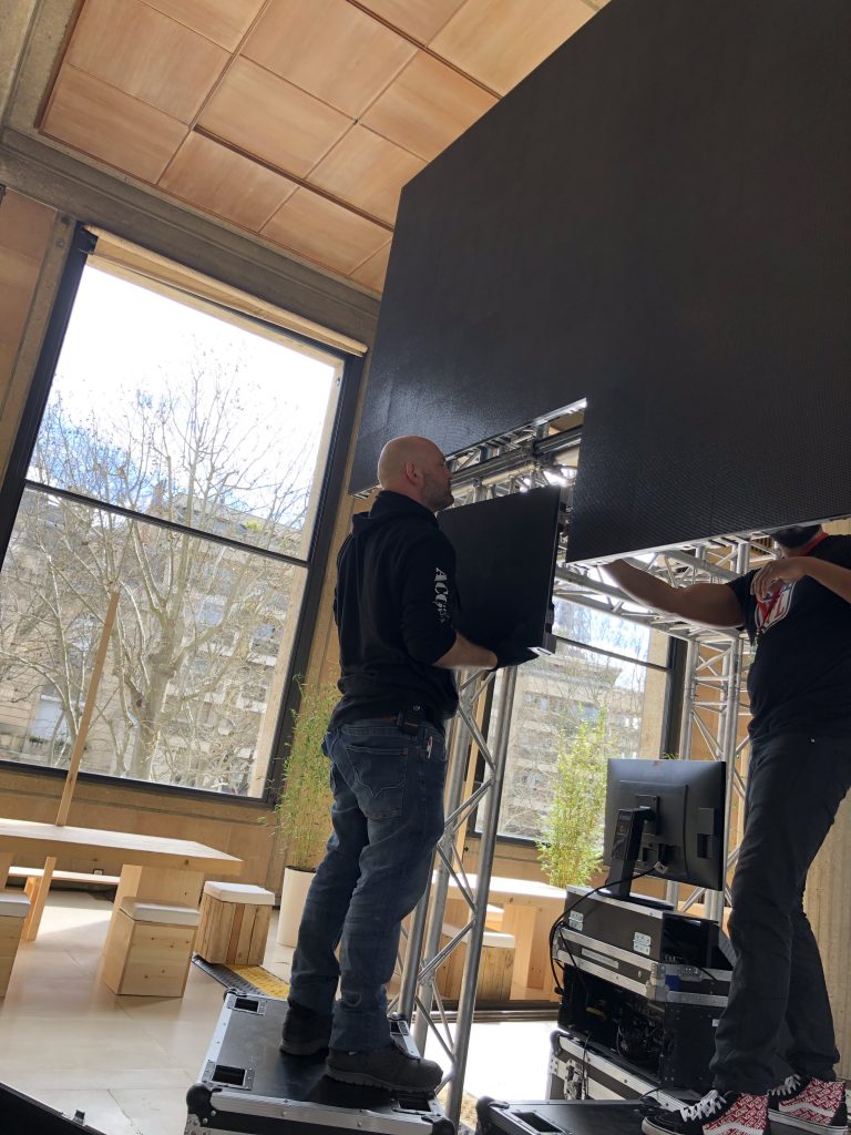 Montage de panneaux scéniques